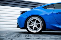 JR Wheels JR43 Hopea alumiinivanteet asennettuna autoon tunnelmallisessa ympäristössä
