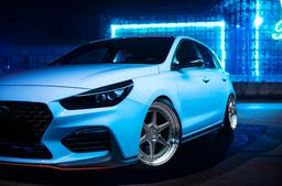 JR Wheels JR43 Sølv aluminiumsfelger montert på bil i en stemningsfull omgivelse