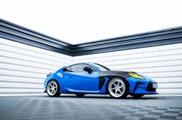 JR Wheels JR43 Sølv aluminiumsfelger montert på bil i en stemningsfull omgivelse