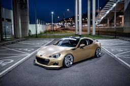 JR Wheels JR43 Sølv aluminiumsfelger montert på bil i en stemningsfull omgivelse