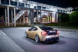 JR Wheels JR43 Sølv aluminiumsfelger montert på bil i en stemningsfull omgivelse