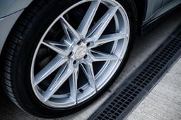 JR Wheels JR44 Sølv aluminiumsfælge monteret på bil i en stemningsfuld omgivelse