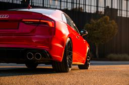 JR Wheels JR44 Svart aluminiumfälg monterade på bil i stämnigsfull miljö