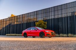 JR Wheels JR44 Svart aluminiumfälg monterade på bil i stämnigsfull miljö