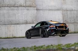 JR Wheels JR44 Svart aluminiumfälg monterade på bil i stämnigsfull miljö