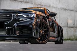 JR Wheels JR44 Svart aluminiumfälg monterade på bil i stämnigsfull miljö