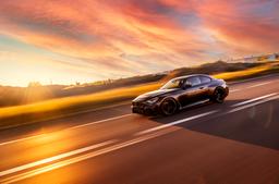 JR Wheels JR44 Svart aluminiumfälg monterade på bil i stämnigsfull miljö