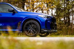 JR Wheels JR44 Sort aluminiumsfælge monteret på bil i en stemningsfuld omgivelse