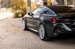 JR Wheels JR44 Sølv aluminiumsfælge monteret på bil i en stemningsfuld omgivelse