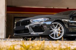 JR Wheels JR44 Sølv aluminiumsfælge monteret på bil i en stemningsfuld omgivelse