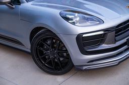 JR Wheels JR44 Musta alumiinivanteet asennettuna autoon tunnelmallisessa ympäristössä