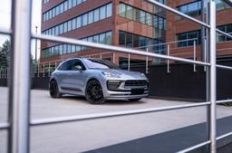 JR Wheels JR44 Musta alumiinivanteet asennettuna autoon tunnelmallisessa ympäristössä