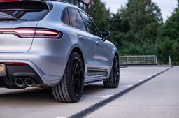 JR Wheels JR44 Musta alumiinivanteet asennettuna autoon tunnelmallisessa ympäristössä