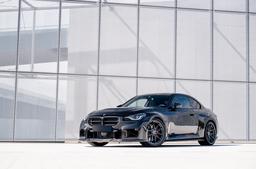 JR Wheels JR44 Custom aluminiumsfelger montert på bil i en stemningsfull omgivelse