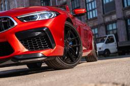 JR Wheels JR44 Sort aluminiumsfælge monteret på bil i en stemningsfuld omgivelse