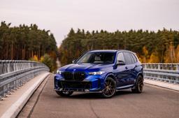 JR Wheels JR44 Pronssi alumiinivanteet asennettuna autoon tunnelmallisessa ympäristössä