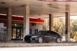 JR Wheels JR44 Hopea alumiinivanteet asennettuna autoon tunnelmallisessa ympäristössä