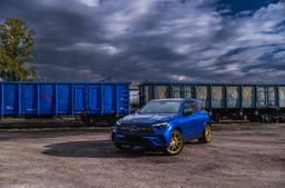 JR Wheels JR44 Custom aluminiumsfelger montert på bil i en stemningsfull omgivelse