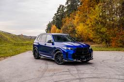 JR Wheels JR44 Musta alumiinivanteet asennettuna autoon tunnelmallisessa ympäristössä