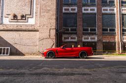 JR Wheels JR44 Svart aluminiumfälg monterade på bil i stämnigsfull miljö