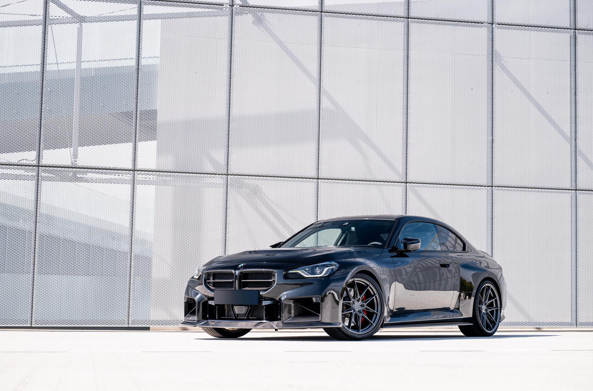 JR Wheels JR44 Custom alumiinivanteet asennettuna autoon tunnelmallisessa ympäristössä