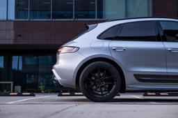 JR Wheels JR44 Sort aluminiumsfælge monteret på bil i en stemningsfuld omgivelse