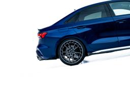 JR Wheels JR45 Grå aluminiumfälg monterade på bil i stämnigsfull miljö