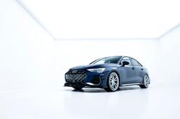 JR Wheels JR45 Hopea alumiinivanteet asennettuna autoon tunnelmallisessa ympäristössä
