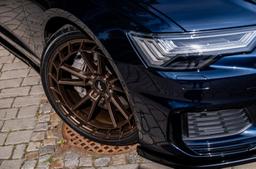 JR Wheels JR45 Brons aluminiumfälg monterade på bil i stämnigsfull miljö