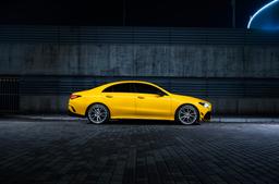 JR Wheels JR45 Hopea alumiinivanteet asennettuna autoon tunnelmallisessa ympäristössä