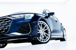 JR Wheels JR45 Sølv aluminiumsfælge monteret på bil i en stemningsfuld omgivelse