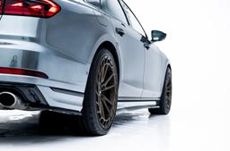 JR Wheels JR45 Brons aluminiumfälg monterade på bil i stämnigsfull miljö