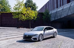 JR Wheels JR45 Hopea alumiinivanteet asennettuna autoon tunnelmallisessa ympäristössä