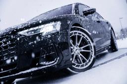 JR Wheels JR45 Hopea alumiinivanteet asennettuna autoon tunnelmallisessa ympäristössä