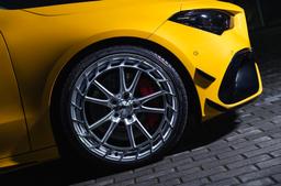 JR Wheels JR45 Sølv aluminiumsfelger montert på bil i en stemningsfull omgivelse