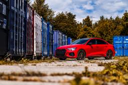 JR Wheels JR46 Bronze aluminiumsfælge monteret på bil i en stemningsfuld omgivelse