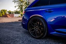 JR Wheels JR46 Musta alumiinivanteet asennettuna autoon tunnelmallisessa ympäristössä