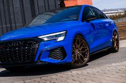 JR Wheels JR46 Pronssi alumiinivanteet asennettuna autoon tunnelmallisessa ympäristössä