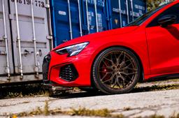 JR Wheels JR46 Bronse aluminiumsfelger montert på bil i en stemningsfull omgivelse