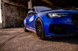 JR Wheels JR46 Musta alumiinivanteet asennettuna autoon tunnelmallisessa ympäristössä