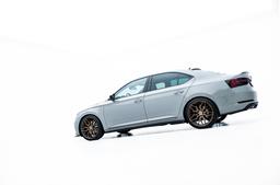 JR Wheels JR46 Pronssi alumiinivanteet asennettuna autoon tunnelmallisessa ympäristössä