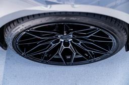 JR Wheels JR46 Sort aluminiumsfælge monteret på bil i en stemningsfuld omgivelse