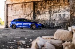 JR Wheels JR46 Sort aluminiumsfælge monteret på bil i en stemningsfuld omgivelse