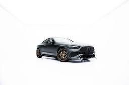 JR Wheels JR46 Pronssi alumiinivanteet asennettuna autoon tunnelmallisessa ympäristössä