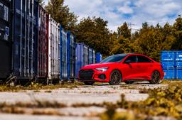 JR Wheels JR46 Pronssi alumiinivanteet asennettuna autoon tunnelmallisessa ympäristössä