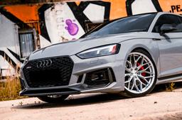 JR Wheels JR46 Sølv aluminiumsfælge monteret på bil i en stemningsfuld omgivelse