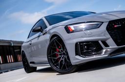 JR Wheels JR46 Musta alumiinivanteet asennettuna autoon tunnelmallisessa ympäristössä
