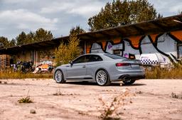 JR Wheels JR46 Sølv aluminiumsfælge monteret på bil i en stemningsfuld omgivelse