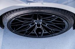 JR Wheels JR46 Musta alumiinivanteet asennettuna autoon tunnelmallisessa ympäristössä