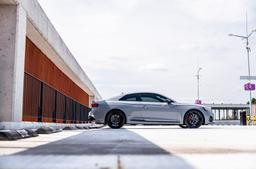 JR Wheels JR46 Musta alumiinivanteet asennettuna autoon tunnelmallisessa ympäristössä